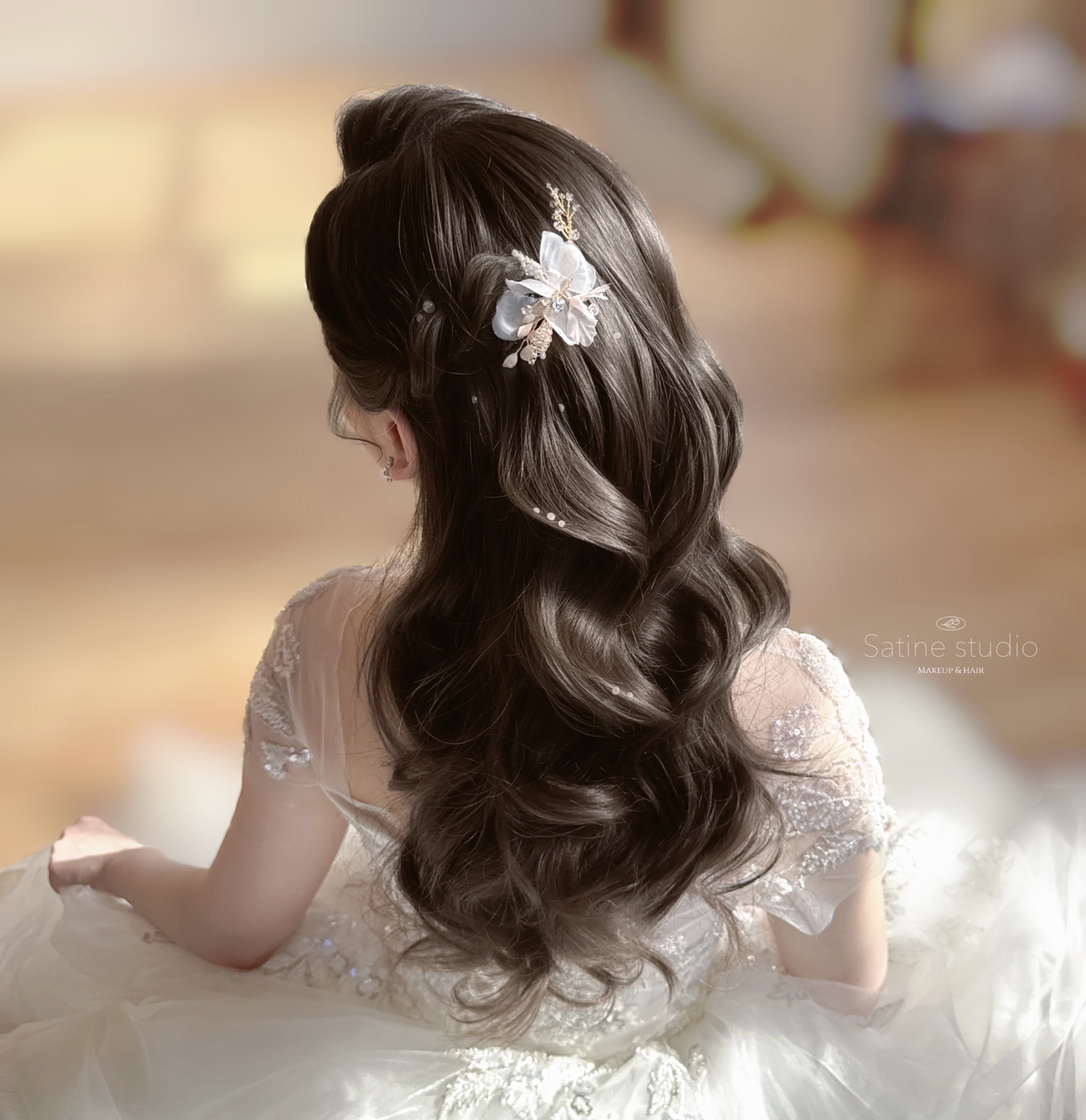 Soft Hollywood waves bridal hairstyle in Markham- timeless curls for an elegant wedding look by Satine Studio.